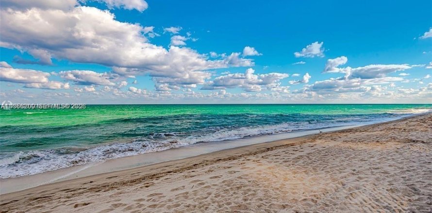 Condominio en Hollywood, Florida, 2 dormitorios  № 2009989