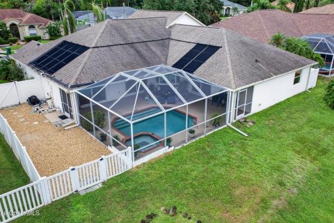 House in Merrit Island, Florida 5 bedrooms, 272.2 sq.m. № 2418839 - photo 7