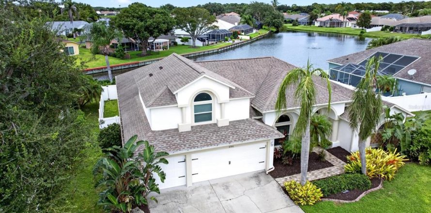 House in Merrit Island, Florida 5 bedrooms, 272.2 sq.m. № 2418839