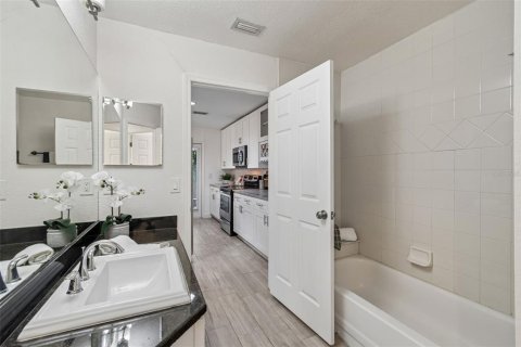 Townhouse in Tampa, Florida 3 bedrooms, 147.9 sq.m. № 2229602 - photo 11