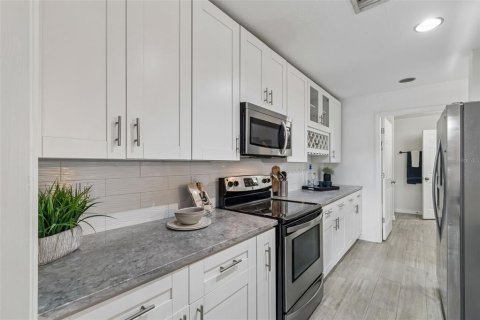 Townhouse in Tampa, Florida 3 bedrooms, 147.9 sq.m. № 2229602 - photo 9