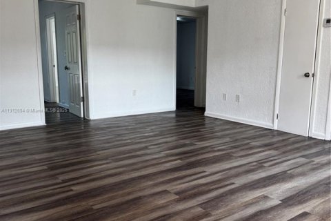 Copropriété à louer à Hialeah, Floride: 2 chambres, 85.01 m2 № 1969101 - photo 4