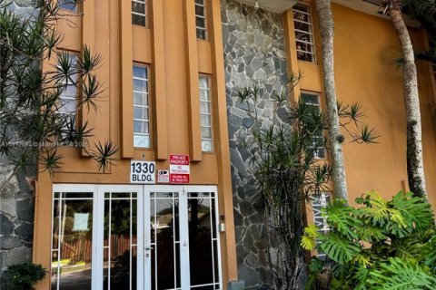 Copropriété à louer à Hialeah, Floride: 2 chambres, 85.01 m2 № 1969101 - photo 8