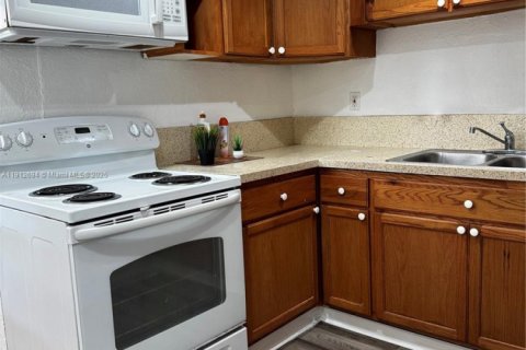 Copropriété à louer à Hialeah, Floride: 2 chambres, 85.01 m2 № 1969101 - photo 2