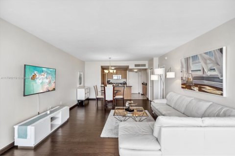 Condo in Bal Harbour, Florida, 1 bedroom  № 1700049 - photo 8