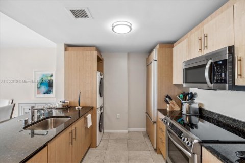 Condo in Bal Harbour, Florida, 1 bedroom  № 1700049 - photo 11