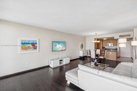 Condo in Bal Harbour, Florida, 1 bedroom  № 1700049 - photo 7