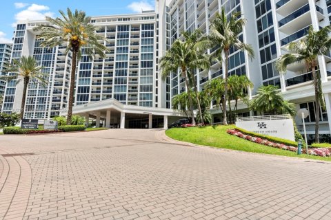 Condo in Bal Harbour, Florida, 1 bedroom  № 1700049 - photo 1