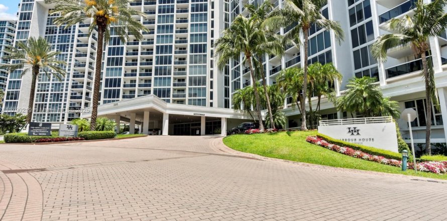 Condo in Bal Harbour, Florida, 1 bedroom № 1700049