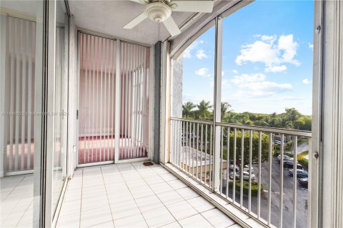 Condo in Doral, Florida, 2 bedrooms  № 1839234 - photo 19