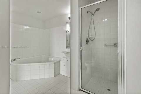 Condo in Doral, Florida, 2 bedrooms  № 1839234 - photo 29