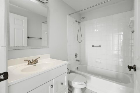 Condo in Doral, Florida, 2 bedrooms  № 1839234 - photo 30