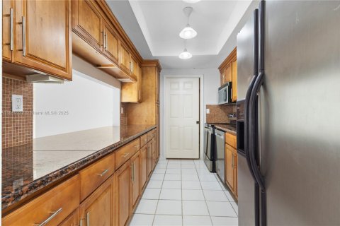 Condo in Doral, Florida, 2 bedrooms  № 1839234 - photo 13