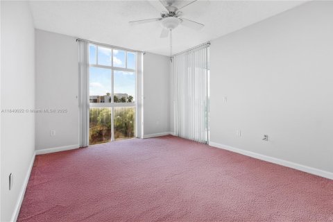 Condo in Doral, Florida, 2 bedrooms  № 1839234 - photo 21