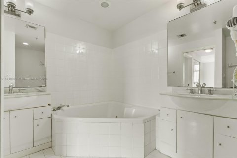 Condo in Doral, Florida, 2 bedrooms  № 1839234 - photo 25