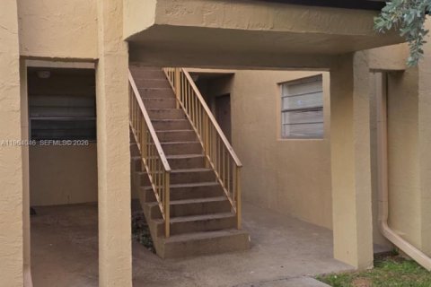 Apartamento en alquiler en Coral Springs, Florida, 2 dormitorios, 81.75 m2 № 2025688 - foto 2