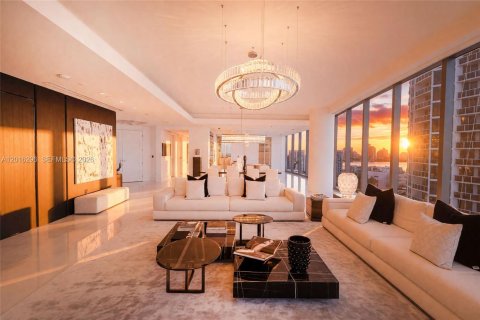 Condo in Sunny Isles Beach, Florida, 4 bedrooms № 2247433 - photo 2