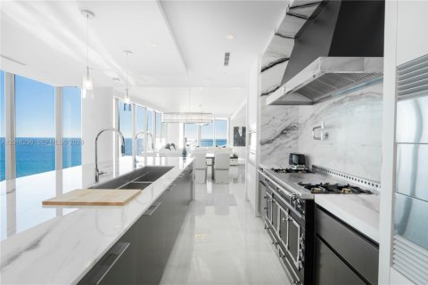 Condo in Sunny Isles Beach, Florida, 4 bedrooms № 2247433 - photo 9