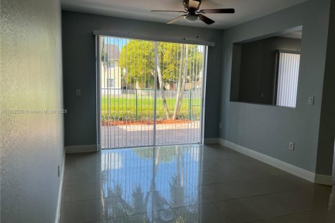 Townhouse in Homestead, Florida 4 bedrooms, 170.66 sq.m. № 1976265 - photo 5