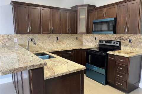 Townhouse in Homestead, Florida 4 bedrooms, 170.66 sq.m. № 1976265 - photo 9