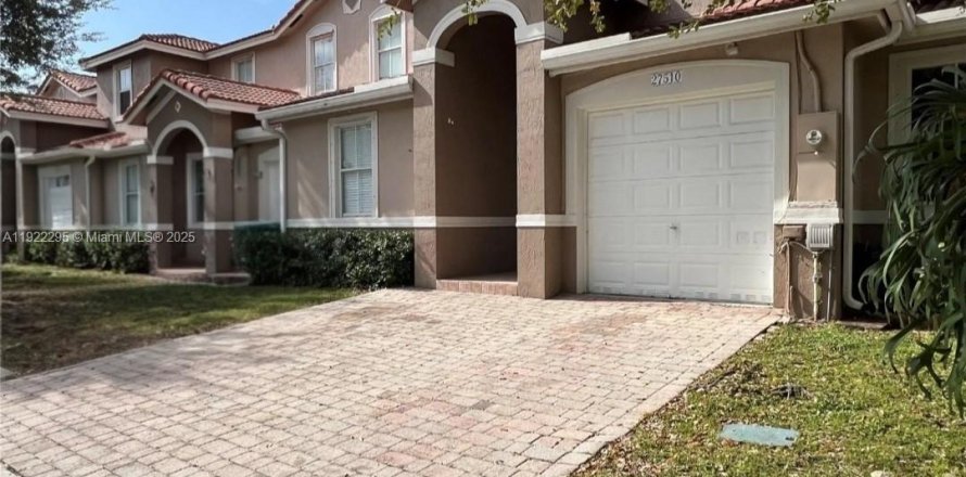 Townhouse in Homestead, Florida 4 bedrooms, 170.66 sq.m. № 1976265