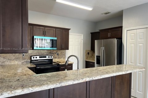 Townhouse in Homestead, Florida 4 bedrooms, 170.66 sq.m. № 1976265 - photo 10