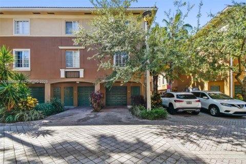 Touwnhouse à vendre à Aventura, Floride: 1 chambre, 79.8 m2 № 2407842 - photo 2