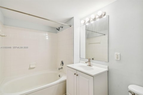 Touwnhouse à vendre à Aventura, Floride: 1 chambre, 79.8 m2 № 2407842 - photo 24