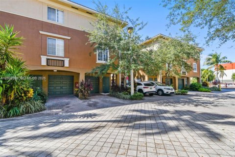 Touwnhouse à vendre à Aventura, Floride: 1 chambre, 79.8 m2 № 2407842 - photo 3
