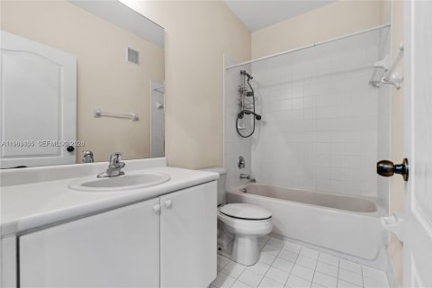 Townhouse in Miami, Florida 3 bedrooms, 168.34 sq.m. № 2031800 - photo 21