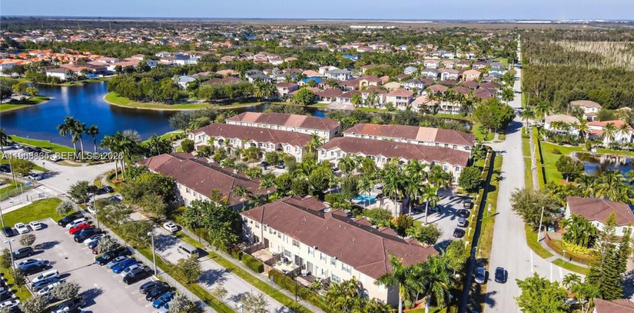 Townhouse in Miami, Florida 3 bedrooms, 168.34 sq.m. № 2031800