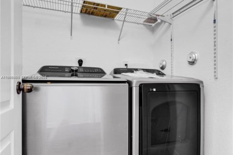 Townhouse in Miami, Florida 3 bedrooms, 168.34 sq.m. № 2031800 - photo 22