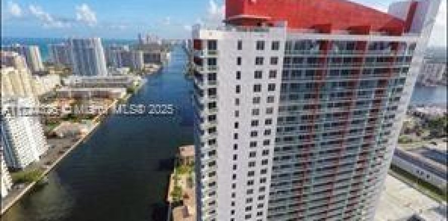 Кондоминиум с 2 спальнями в Халландейл-Бич, Флорида № 1985124