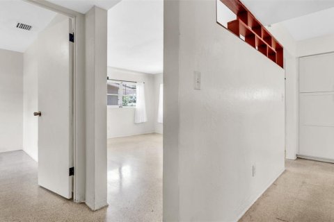 House in Saint Petersburg, Florida 3 bedrooms, 137.87 sq.m. № 1869349 - photo 6