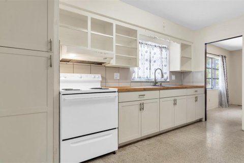 House in Saint Petersburg, Florida 3 bedrooms, 137.87 sq.m. № 1869349 - photo 7