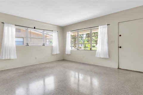 House in Saint Petersburg, Florida 3 bedrooms, 137.87 sq.m. № 1869349 - photo 4