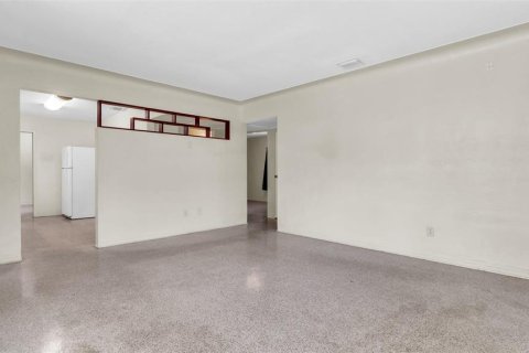 House in Saint Petersburg, Florida 3 bedrooms, 137.87 sq.m. № 1869349 - photo 5