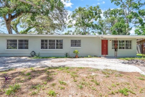 House in Saint Petersburg, Florida 3 bedrooms, 137.87 sq.m. № 1869349 - photo 1