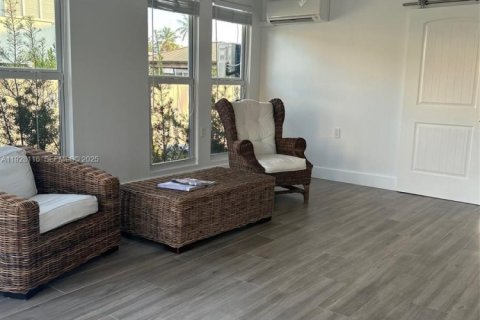 House in Key Largo, Florida 2 bedrooms, 99.22 sq.m. № 1988280 - photo 3