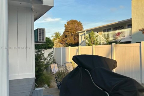 House in Key Largo, Florida 2 bedrooms, 99.22 sq.m. № 1988280 - photo 13