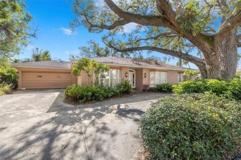 House in Saint Petersburg, Florida 3 bedrooms, 245.63 sq.m. № 2299867 - photo 4