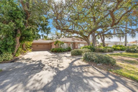 House in Saint Petersburg, Florida 3 bedrooms, 245.63 sq.m. № 2299867