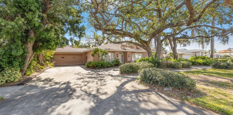 House in Saint Petersburg, Florida 3 bedrooms, 245.63 sq.m. № 2299867