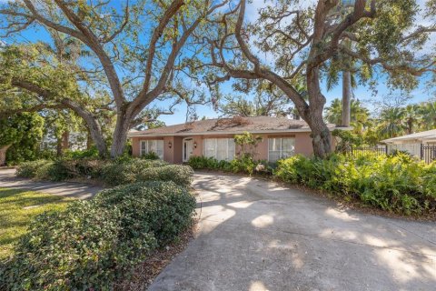 House in Saint Petersburg, Florida 3 bedrooms, 245.63 sq.m. № 2299867 - photo 6