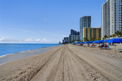 Copropriété à louer à Hollywood, Floride: 2 chambres, 111.48 m2 № 2153215 - photo 2