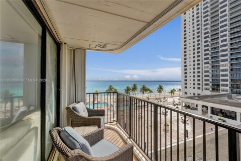 Copropriété à louer à Hollywood, Floride: 2 chambres, 111.48 m2 № 2153215 - photo 18