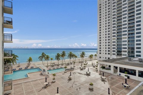 Copropriété à louer à Hollywood, Floride: 2 chambres, 111.48 m2 № 2153215 - photo 3
