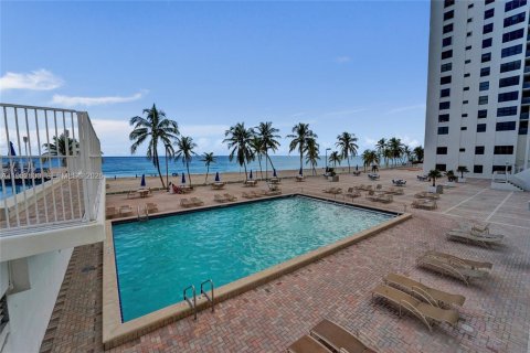 Copropriété à louer à Hollywood, Floride: 2 chambres, 111.48 m2 № 2153215 - photo 4