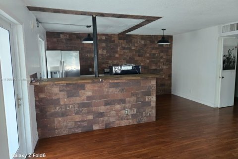 Copropriété à louer à Hollywood, Floride: 2 chambres, 80.82 m2 № 1964335 - photo 2