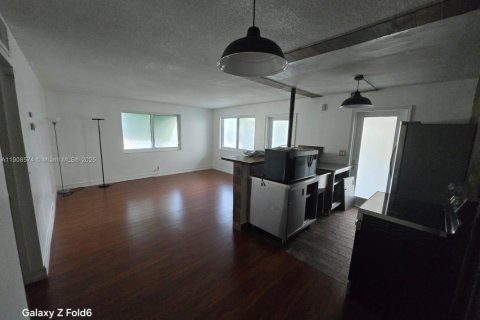 Copropriété à louer à Hollywood, Floride: 2 chambres, 80.82 m2 № 1964335 - photo 1